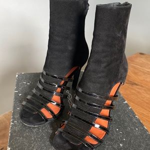 Via Spiga V-Roselyn Balck Size 5 Peep Toe Suede Bootie Sandal! EUC